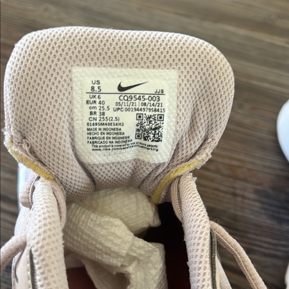 Nike  Sneakers size 8.5 - Picture 8 of 9
